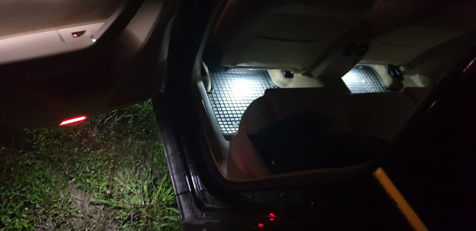 Led підсвічування ніг та дверних карт 3