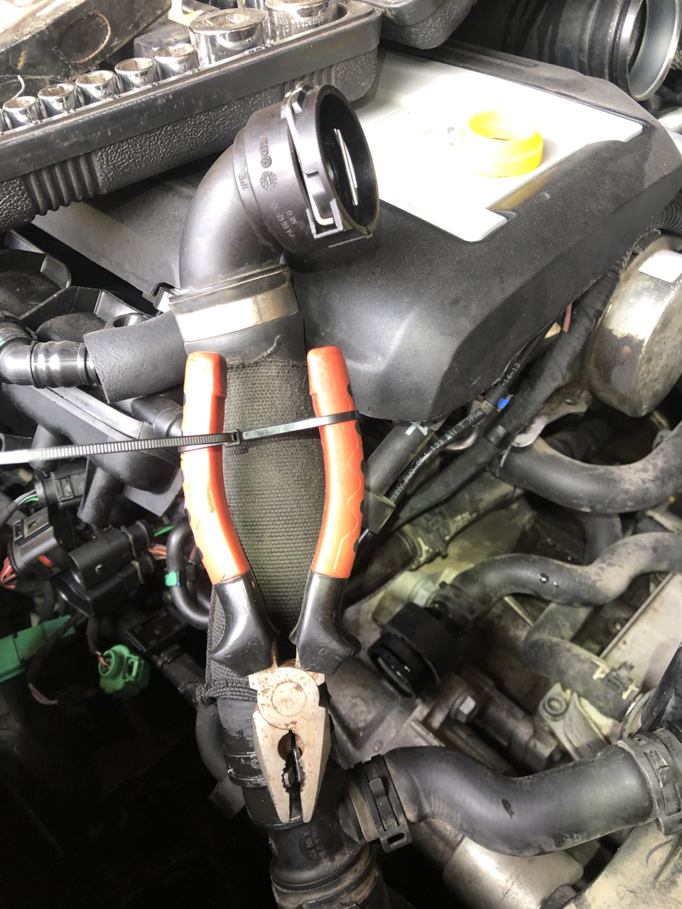 Заміна помпи VW CC 2.0 TSI 4