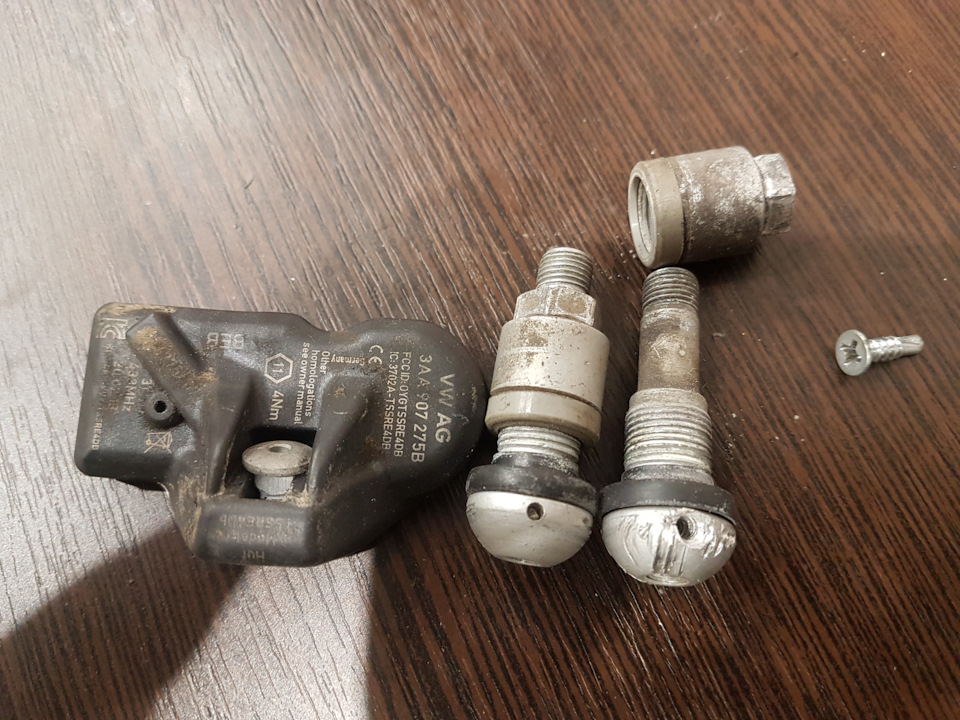Демонтаж TPMS або як я знімав датчик тиску в шинах VW CC 1