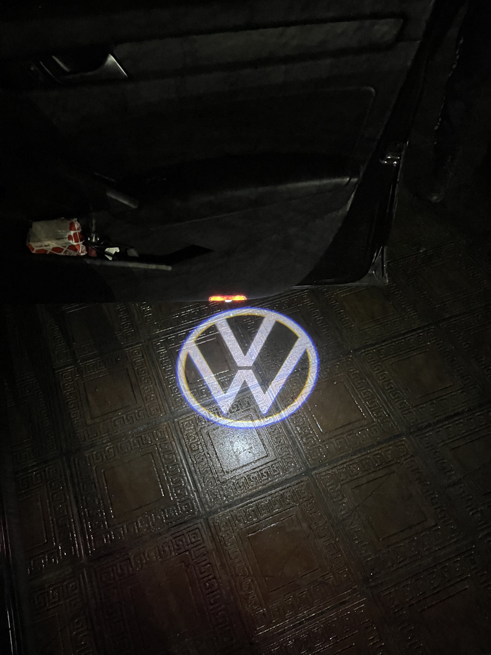 Підсвічування дверей з проекцією VW Passat US 3