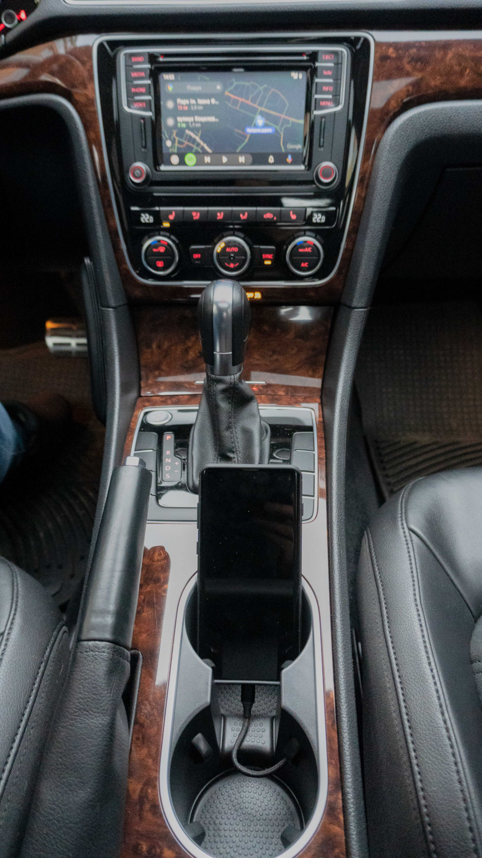 ✍ Зручне виведення кабелю для Android Auto, Apple CarPlay 5
