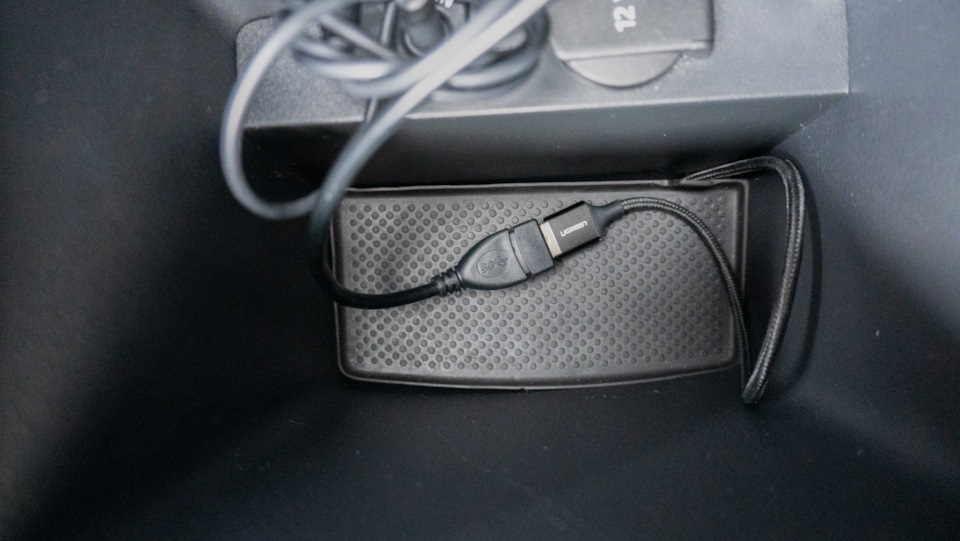 ✍ Зручне виведення кабелю для Android Auto, Apple CarPlay 2