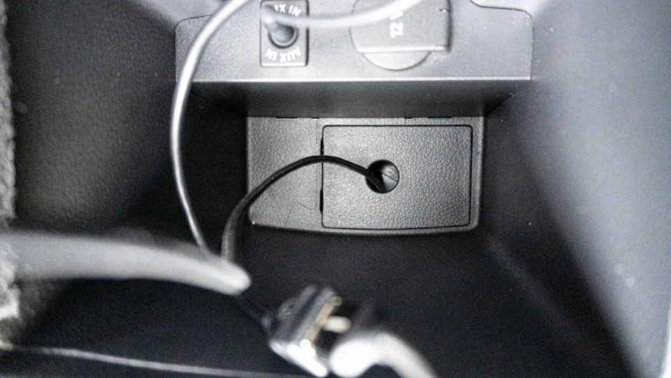 ✍ Зручне виведення кабелю для Android Auto, Apple CarPlay