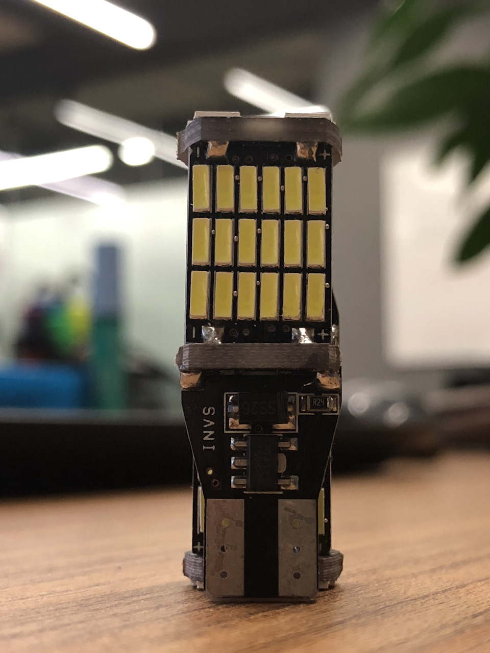 LED заднього ходу та номер на лобове 1