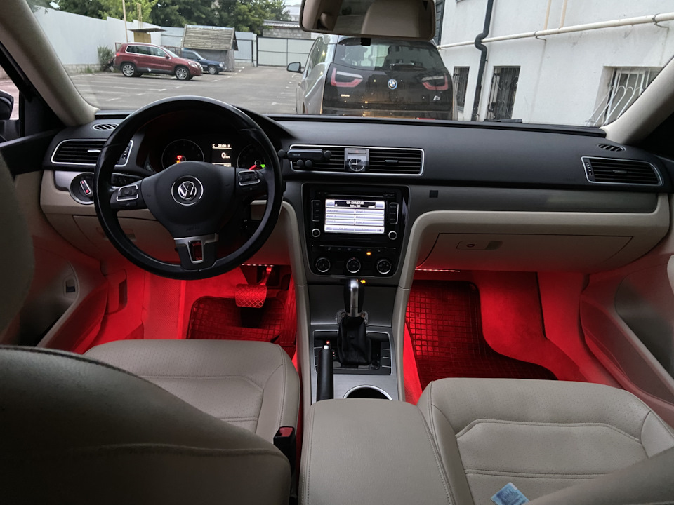 Підсвічування під ноги улюбленого Чорного Лінкора/volkswagen passat b7 3