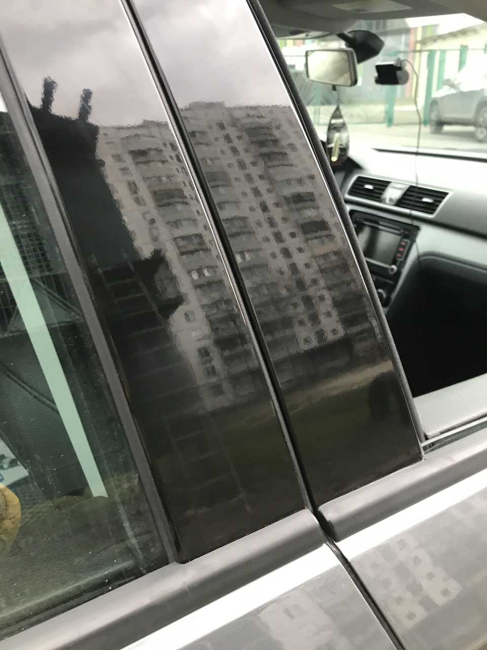 Оклейка глянцевих накладок дверей Passat B7 5