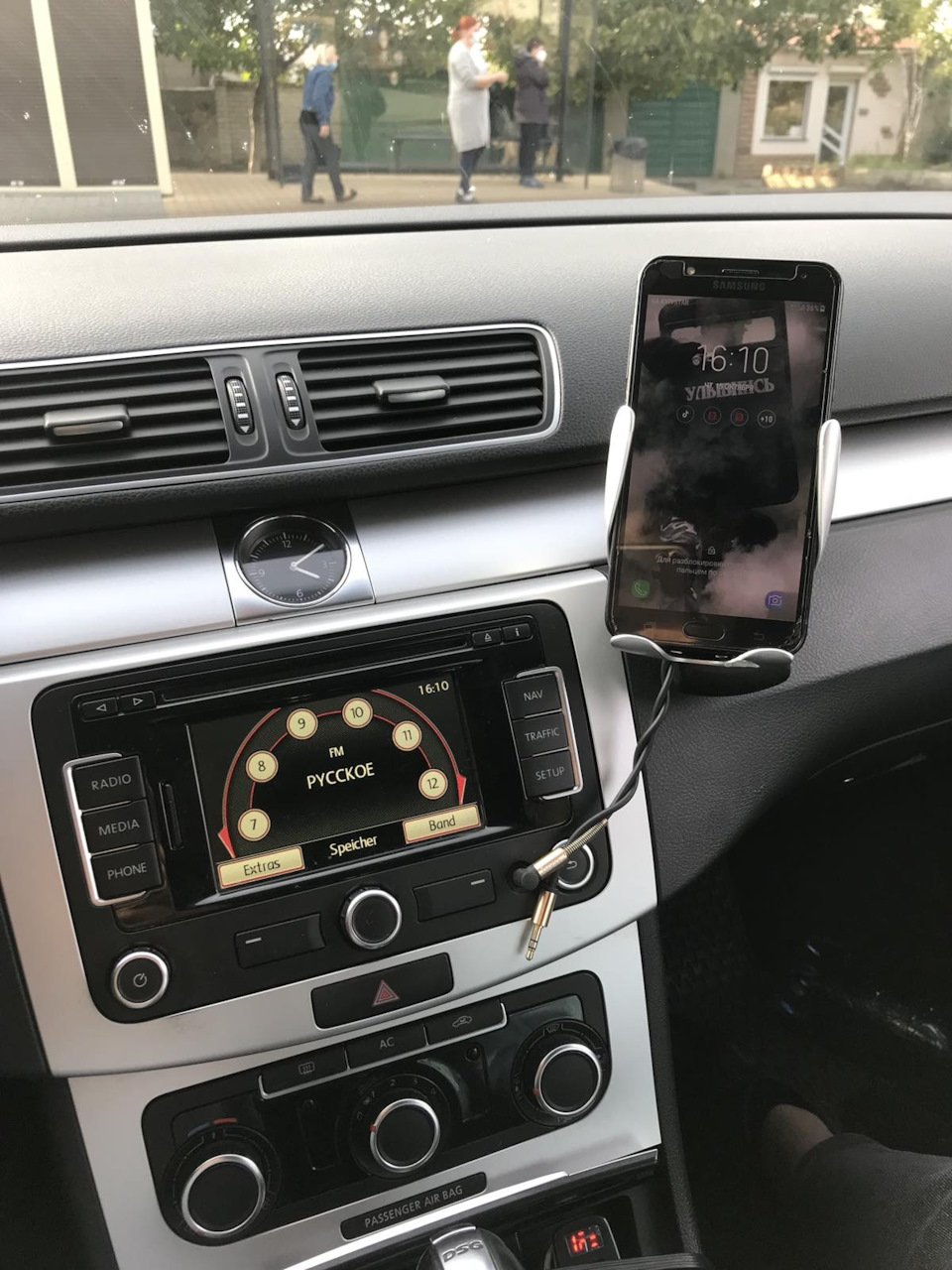 власник телефону в Volkswagen Passat B7 замість штатної х###і на торпеді інакше не назвеш 3