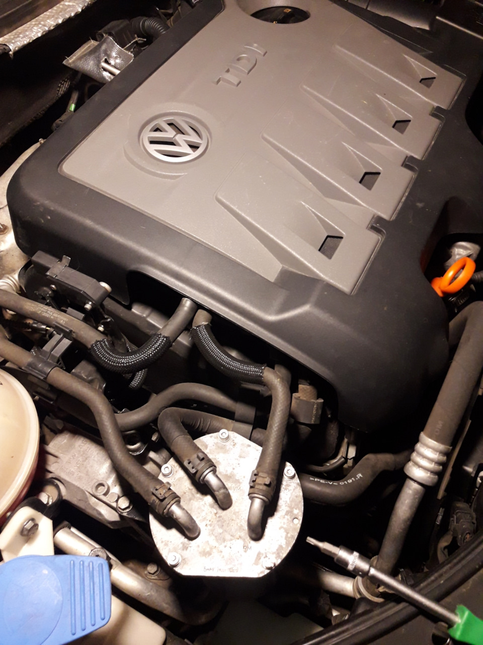 Заміна паливного фільтра на дизелі. Volkswagen Passat B7 .заміна фільтра салону кондиціонера на Volkswagen Passat B7 1