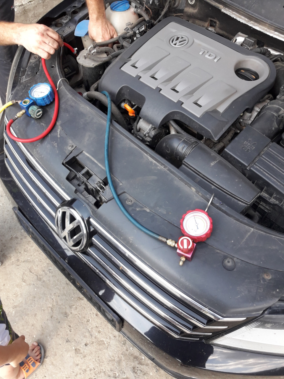 заправка кондиціонера на Volkswagen Passat б7 (перевірка тиску в системі) 1