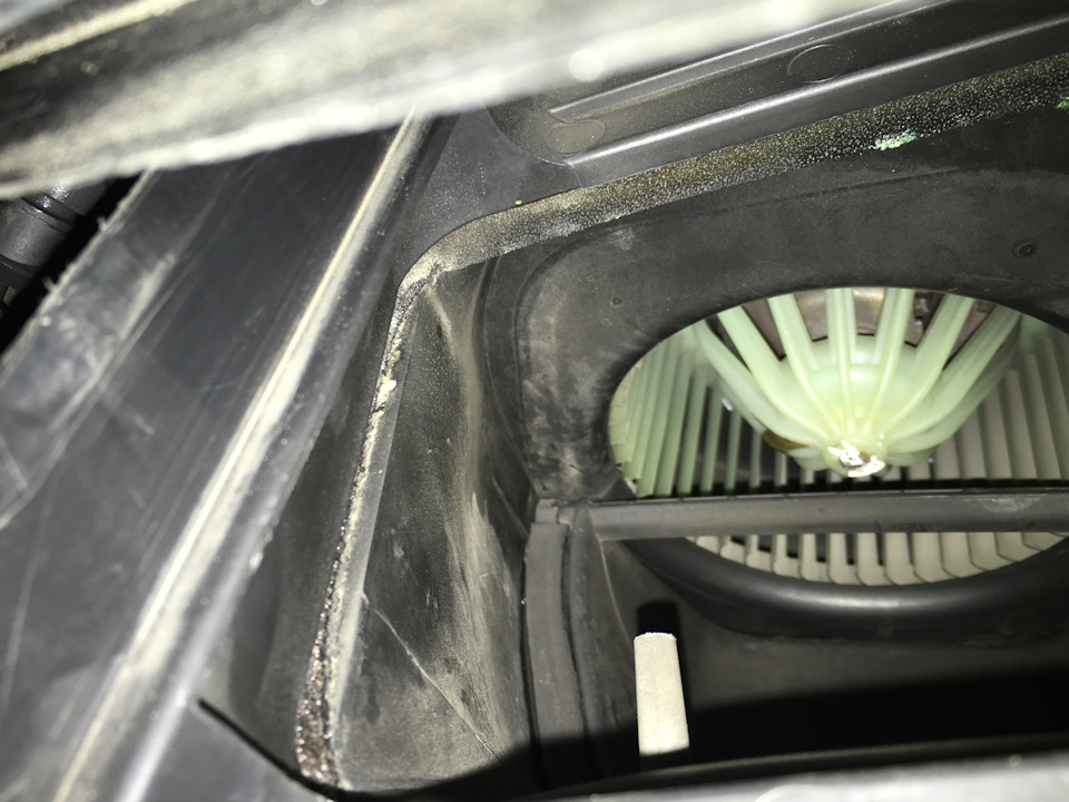 Течи з короба повітряного фільтра салону vw passat b5 5