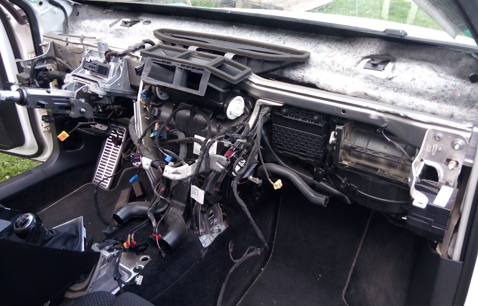 Приводи заслінок клімату Passat B6: зняття та чищення V158, V107, V213, V70, V425 та V159. 2