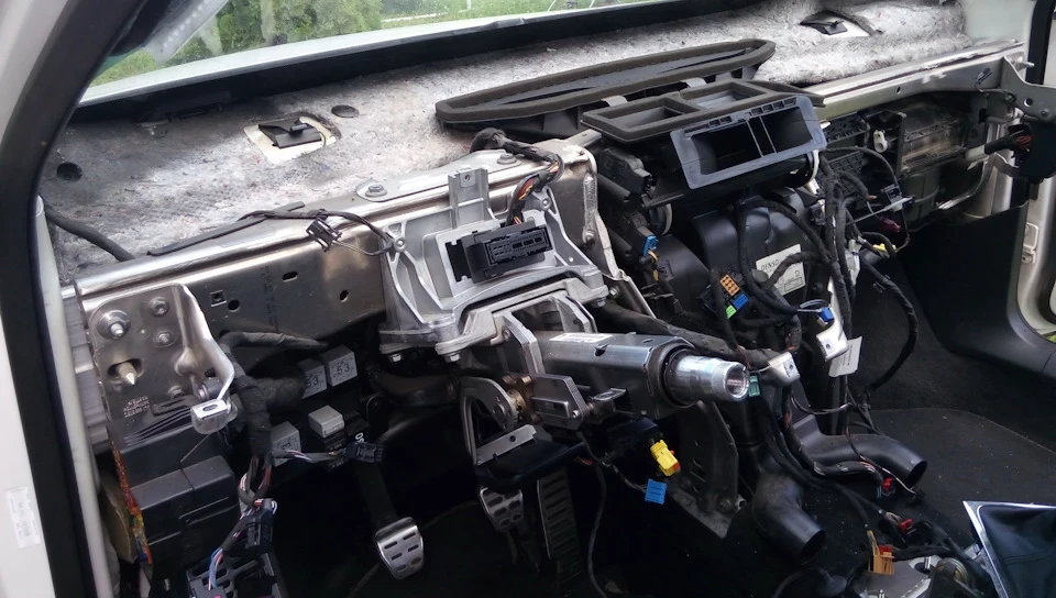 Приводи заслінок клімату Passat B6: зняття та чищення V158, V107, V213, V70, V425 та V159.