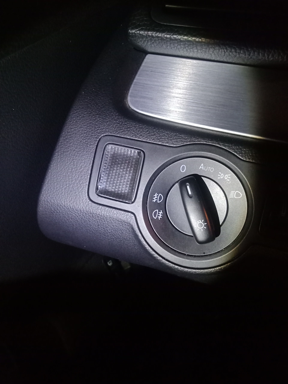 Зняття та чищення кнопки Р гальма стоянки і кнопки Auto Hold 1