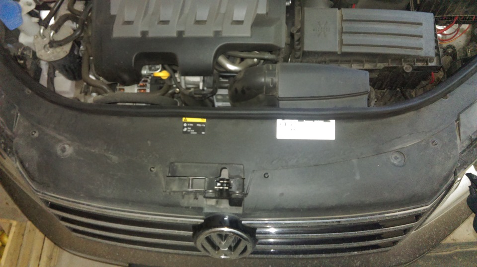 Ущільнювач капота Passat B7 5