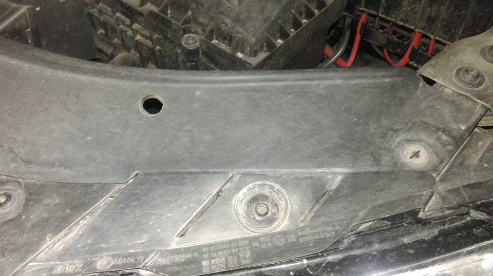 Ущільнювач капота Passat B7 2