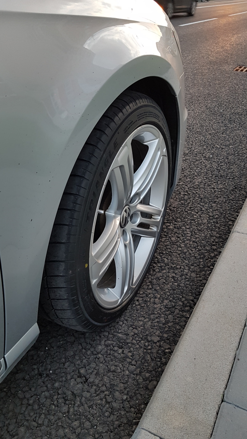 Triangle TH201 235/40 R18 95Y 3