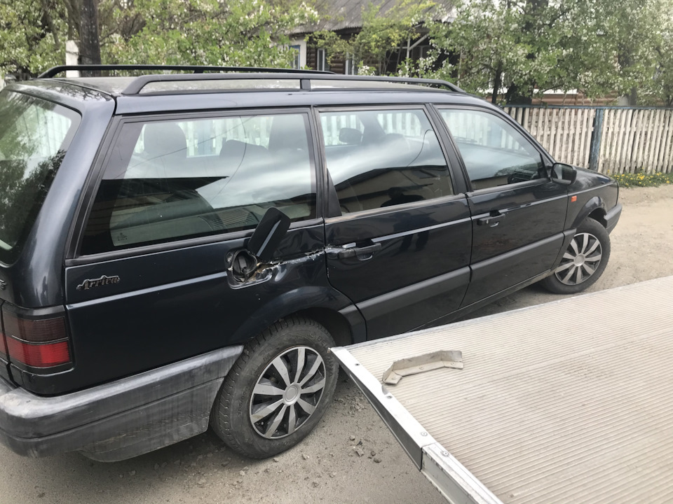 В'їхали у праве заднє крило Passat B3 2