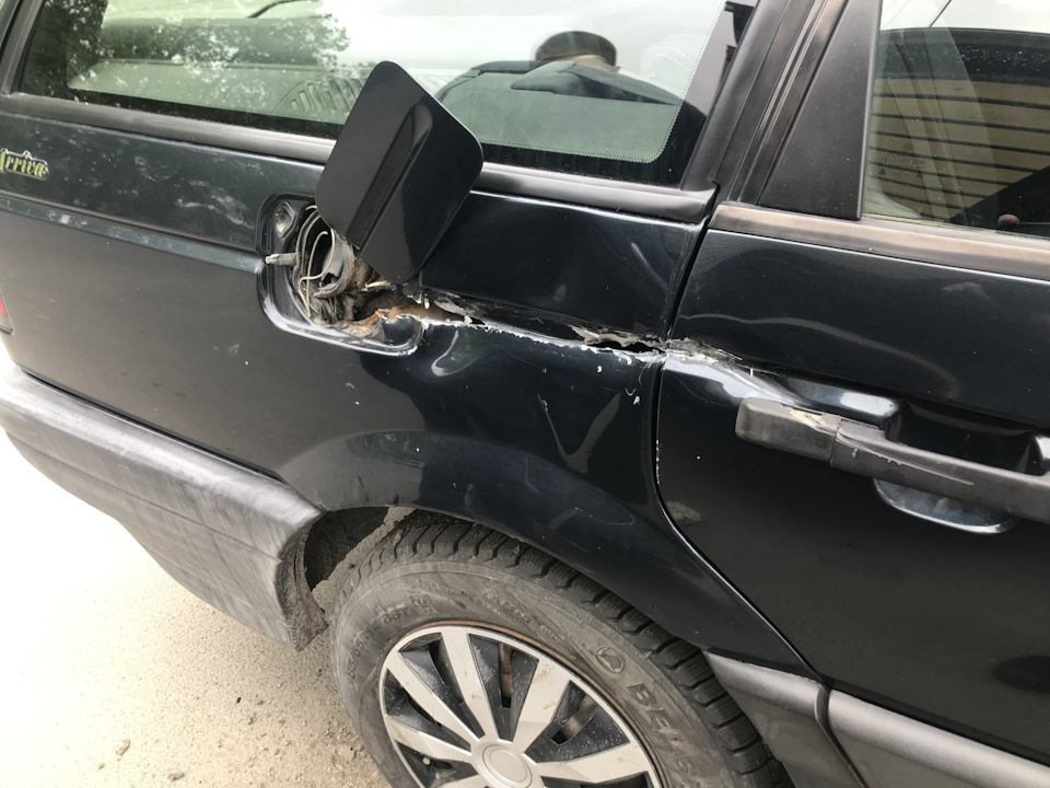 В'їхали у праве заднє крило Passat B3 1
