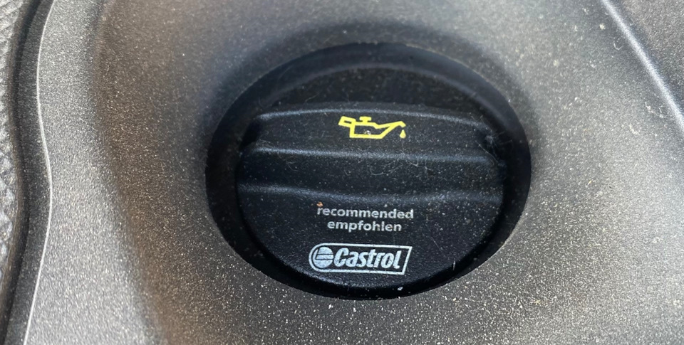 Масляний туман навколо маслозаливної кришки. 1