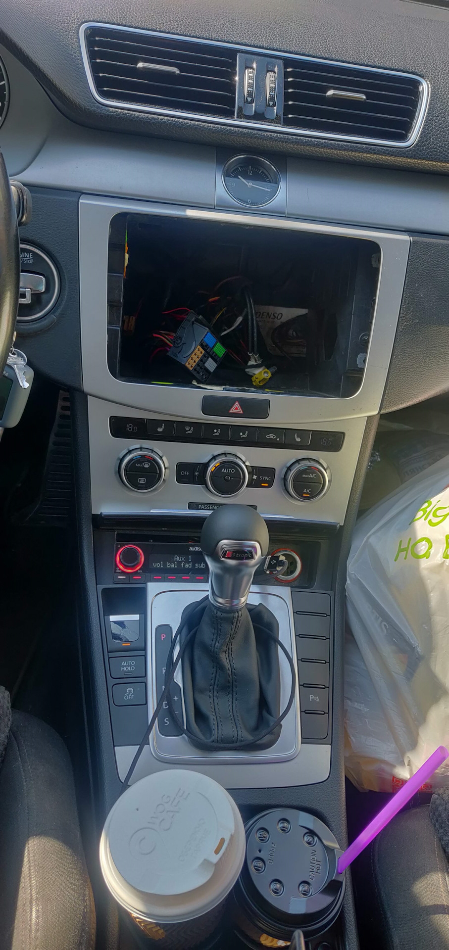 Тонель від passat b7 + ручка КПП від Audi 5