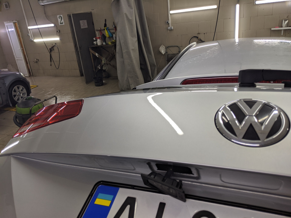 Вм'ятини на кришці багажника Passat b8 4