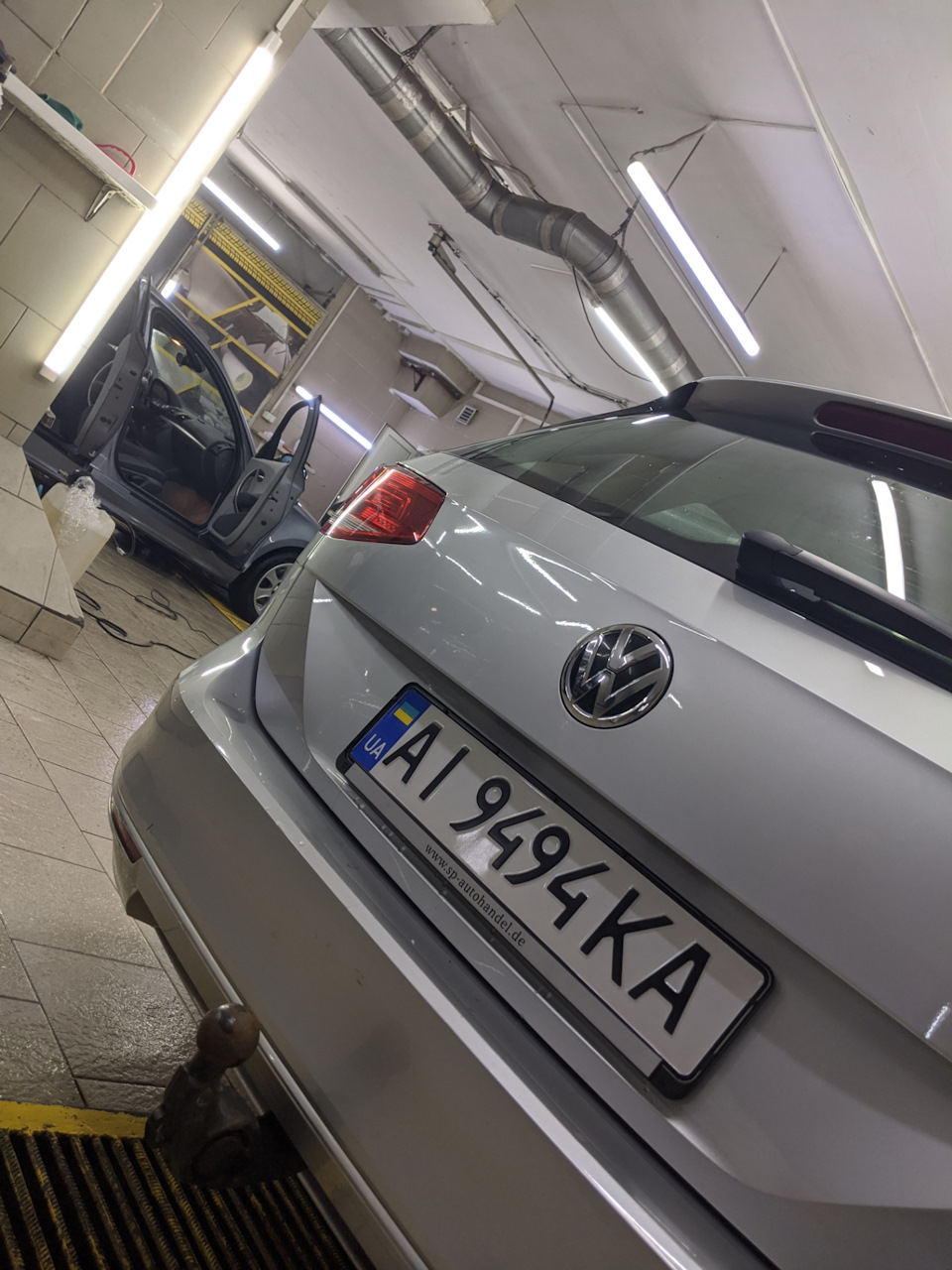 Вм'ятини на кришці багажника Passat b8 2