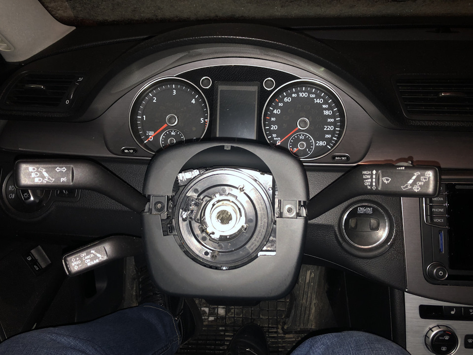 Встановлення підрульових перемикачів від Passat B8 1