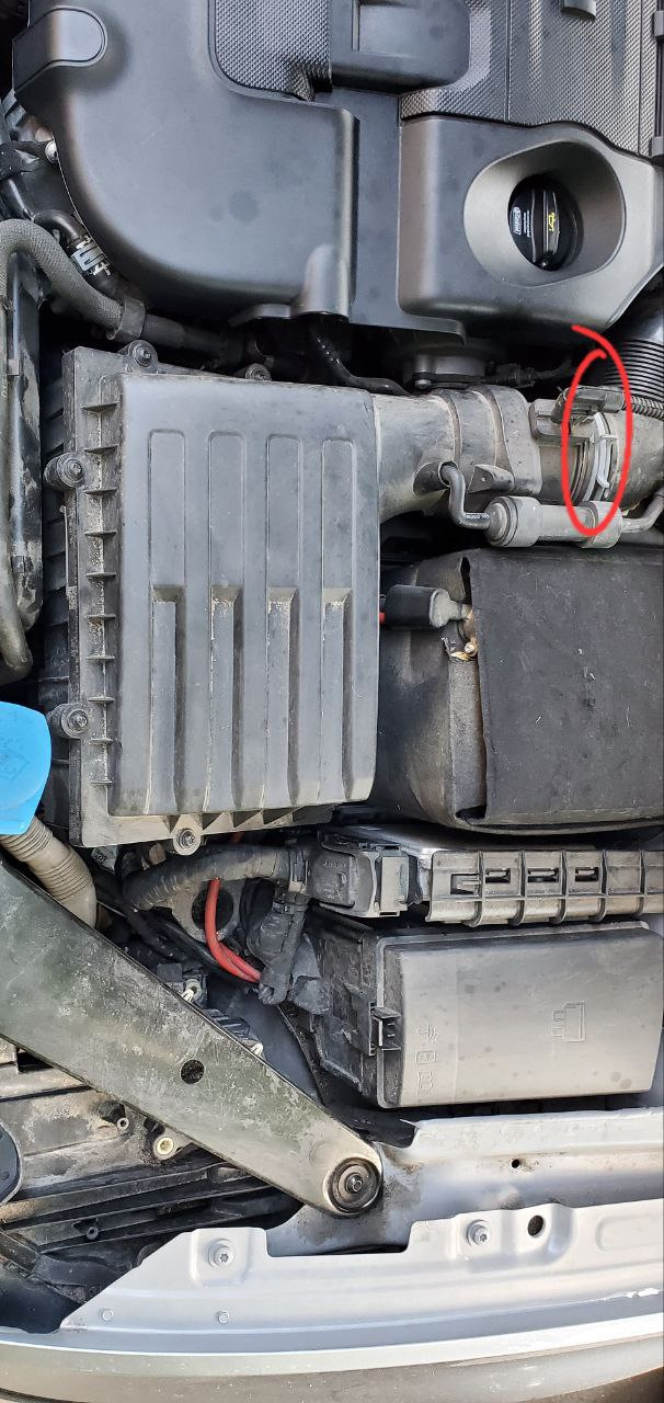 Заміна повітряного фільтра Passat Variant B8, 2.0 CRLB 3