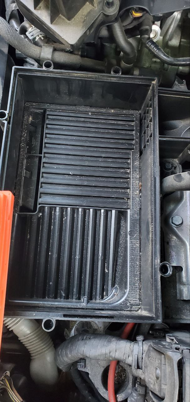 Заміна повітряного фільтра Passat Variant B8, 2.0 CRLB 4