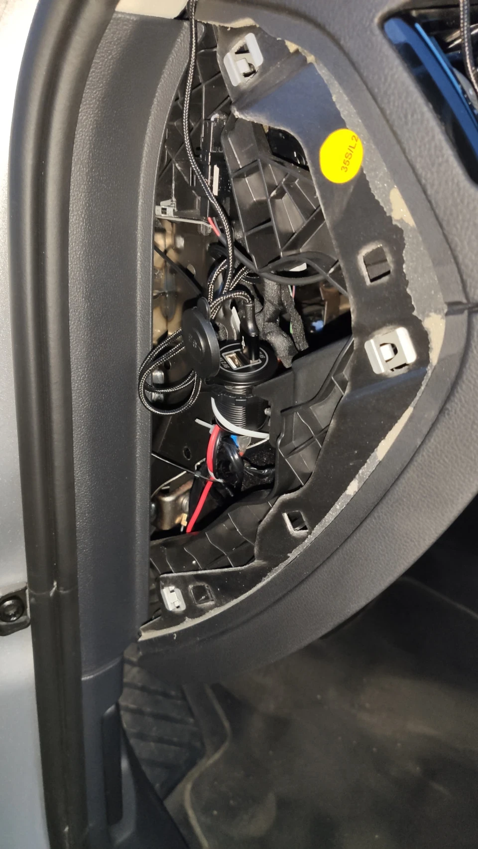 Встановлення бездротової зарядки (не оригінал) у VW Passat B8.