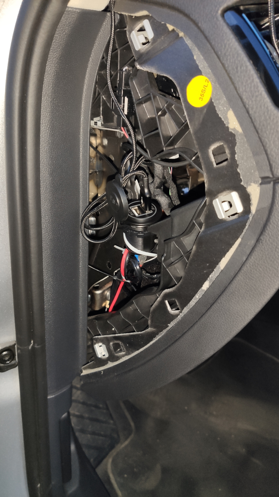 Встановлення бездротової зарядки (не оригінал) у VW Passat B8. 1