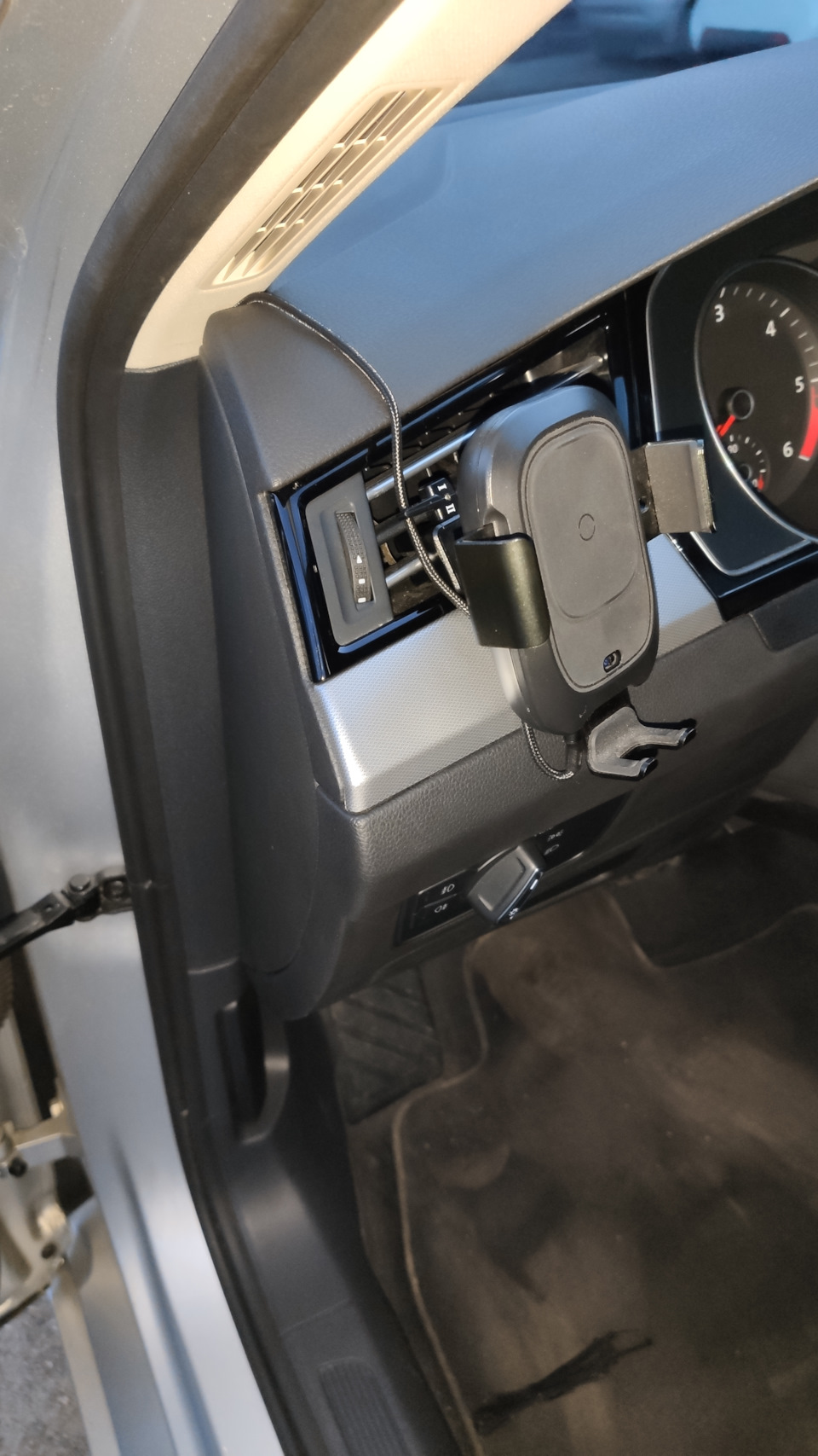 Встановлення бездротової зарядки (не оригінал) у VW Passat B8. 3