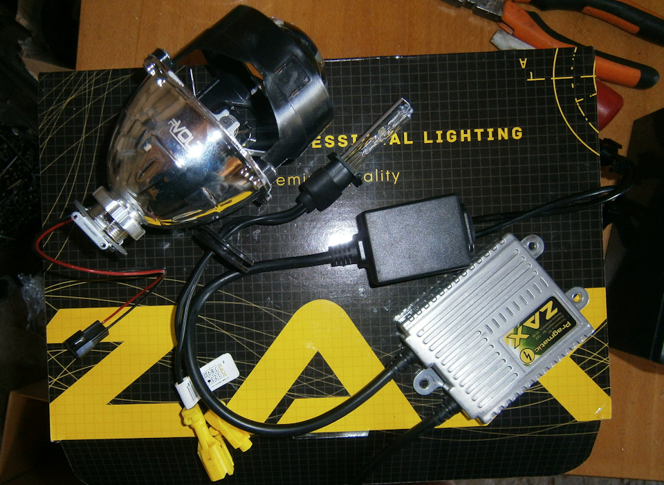 rVolt stage 2+Zax Pragmatic 35Вт H1 Ceramic 4300K ​​Xenon у пасат б4. 1