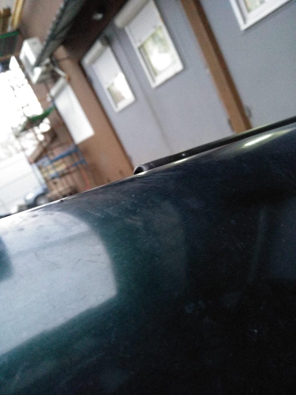 Амортизатор капота на passat b4 4