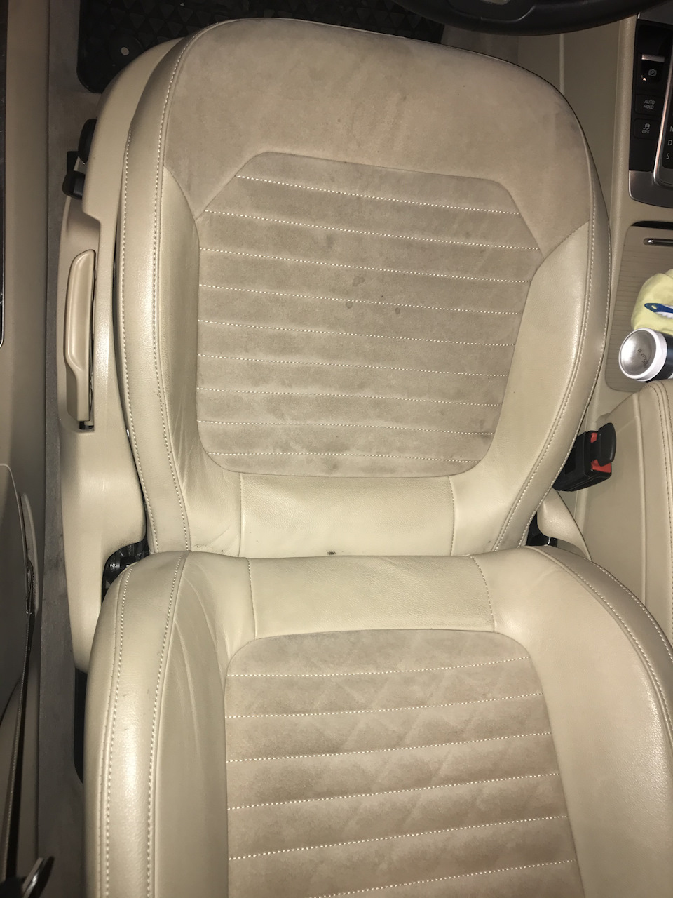 Чистимо шкіру та алькантару в Passat b7 :) 1