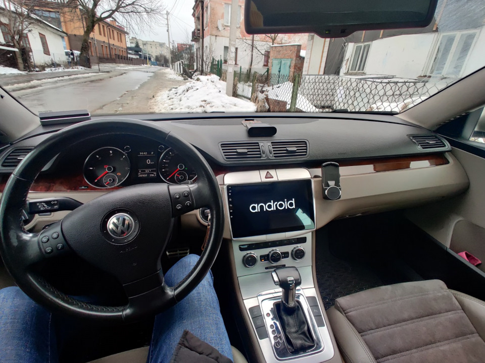 Магніт у штатне місце власника телефону Passat B6 1