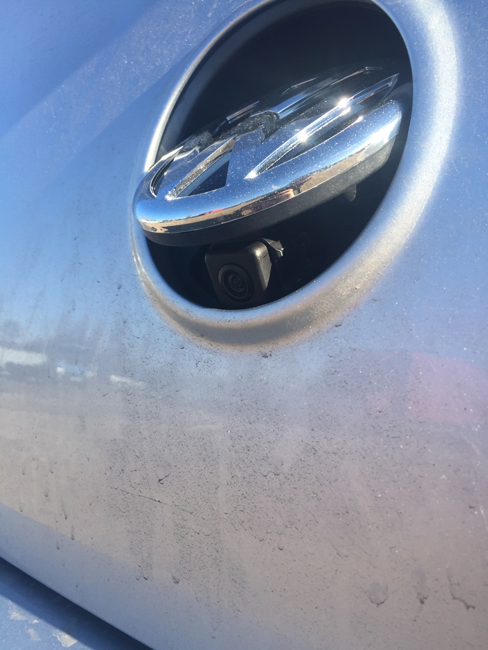 Камера заднього виду на емблему VW 4