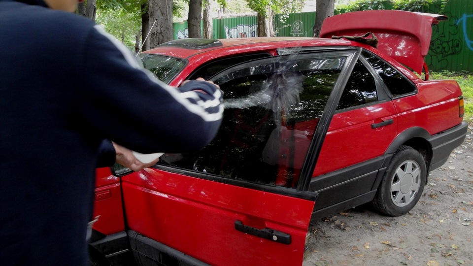 Прмастилав водозахисну плівку на дверях. 5
