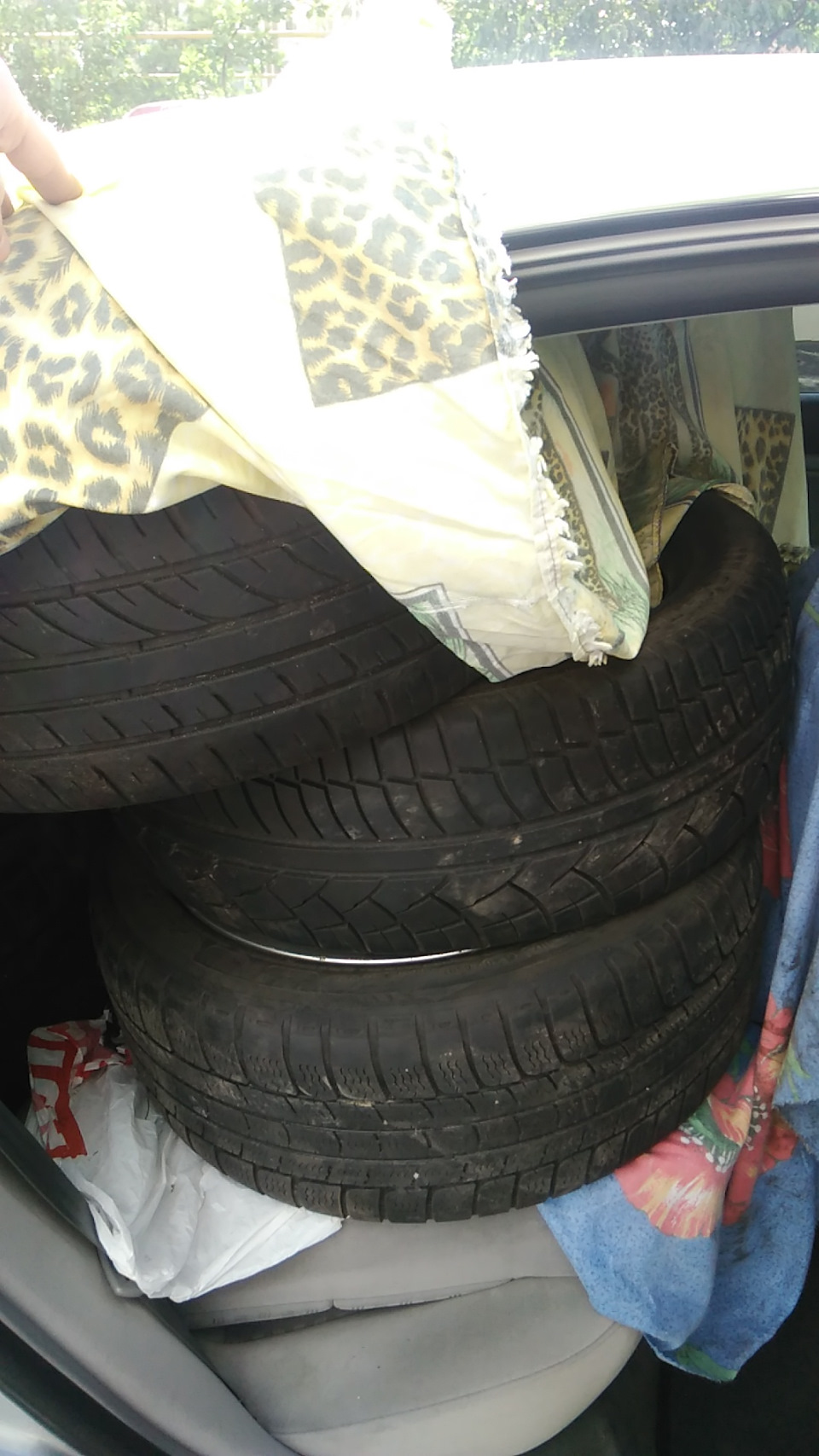 Ну а тепер конкурс! Скільки покришок R17 влазить до Passat b5? 2