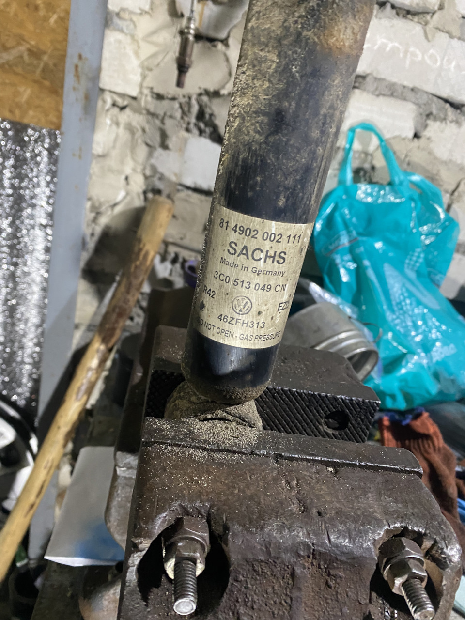 Порадьте задні амортизатори) Або як я змінював відбійники задніх амортизаторів Passat b6 3