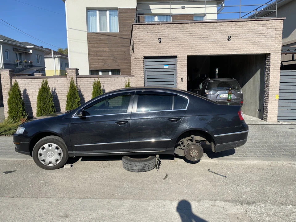 Заміна гальмівних колодок, заміна передніх гальмівних дисків vw Passat b6
