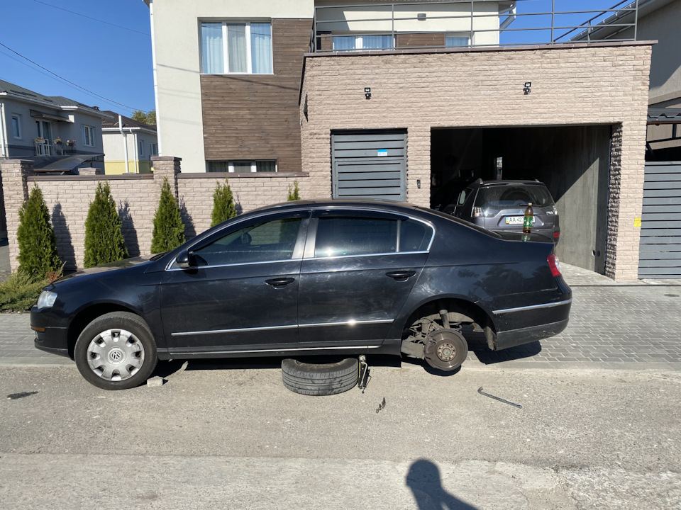Заміна гальмівних колодок, заміна передніх гальмівних дисків vw Passat b6 1