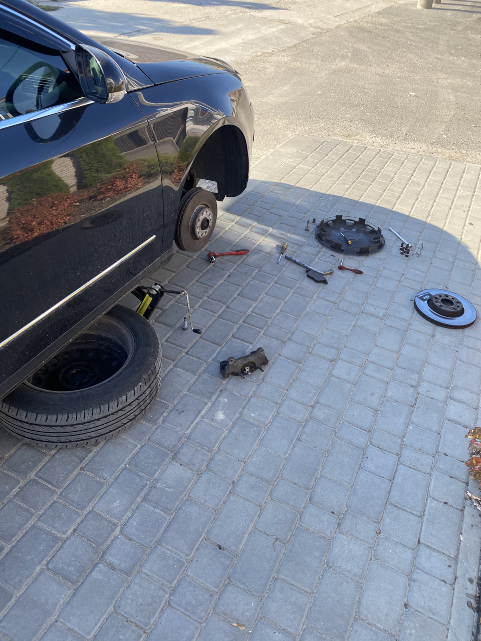 Заміна гальмівних колодок, заміна передніх гальмівних дисків vw Passat b6 2