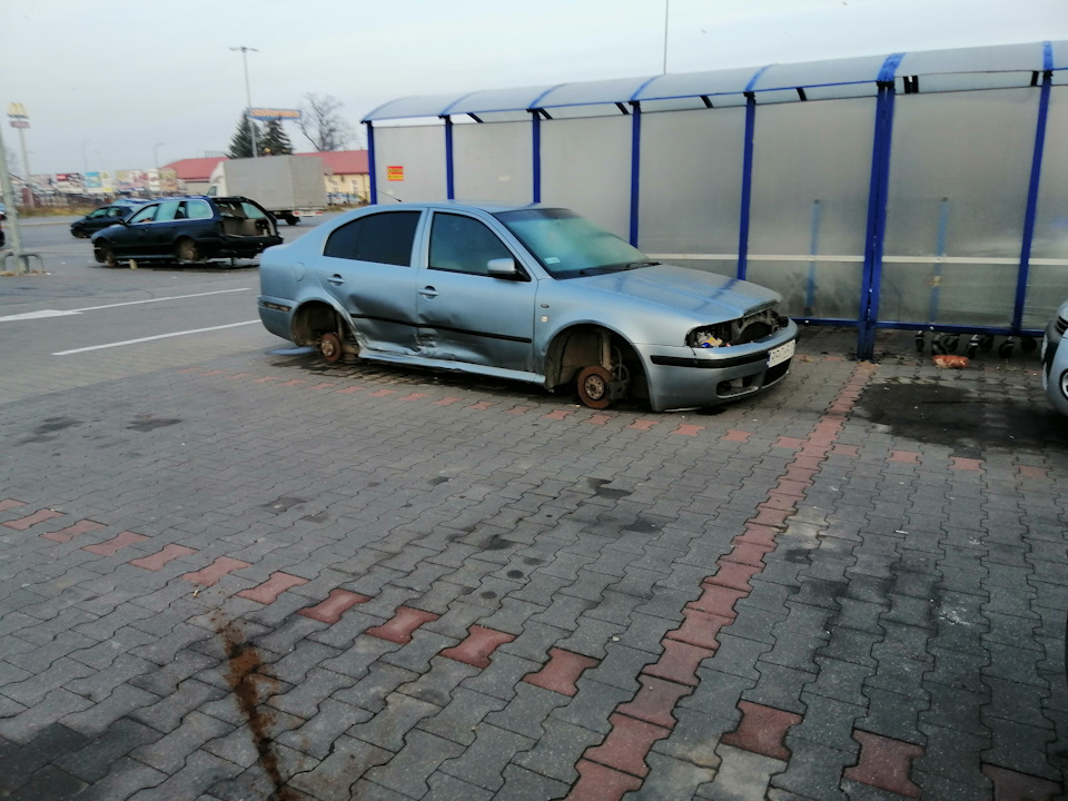 Поїздка до Польщі. Побачив покинуті автомобілі на парковці 4