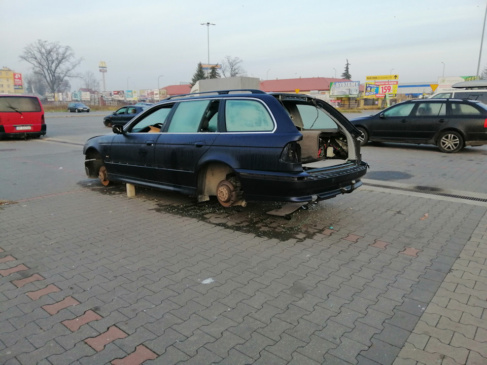 Поїздка до Польщі. Побачив покинуті автомобілі на парковці 5