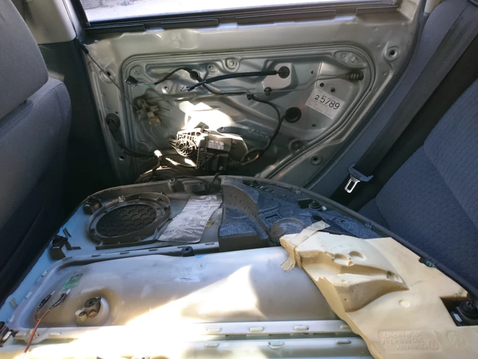 Заміна заднього правого замку VW Passat b5.5
