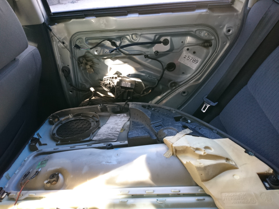 Заміна заднього правого замку VW Passat b5.5 1