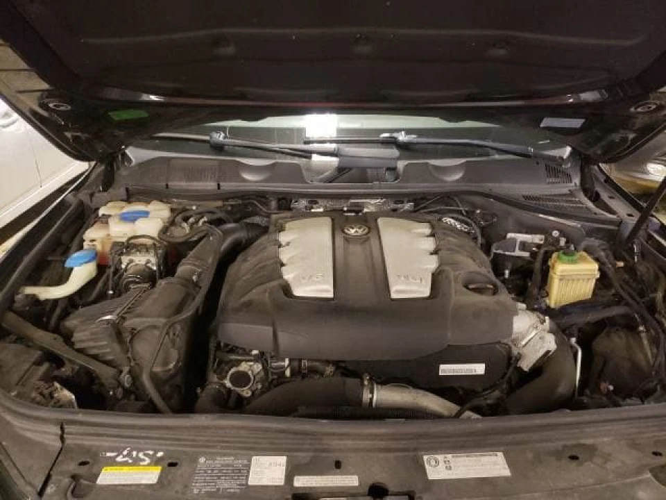 Чорний VW побільше)