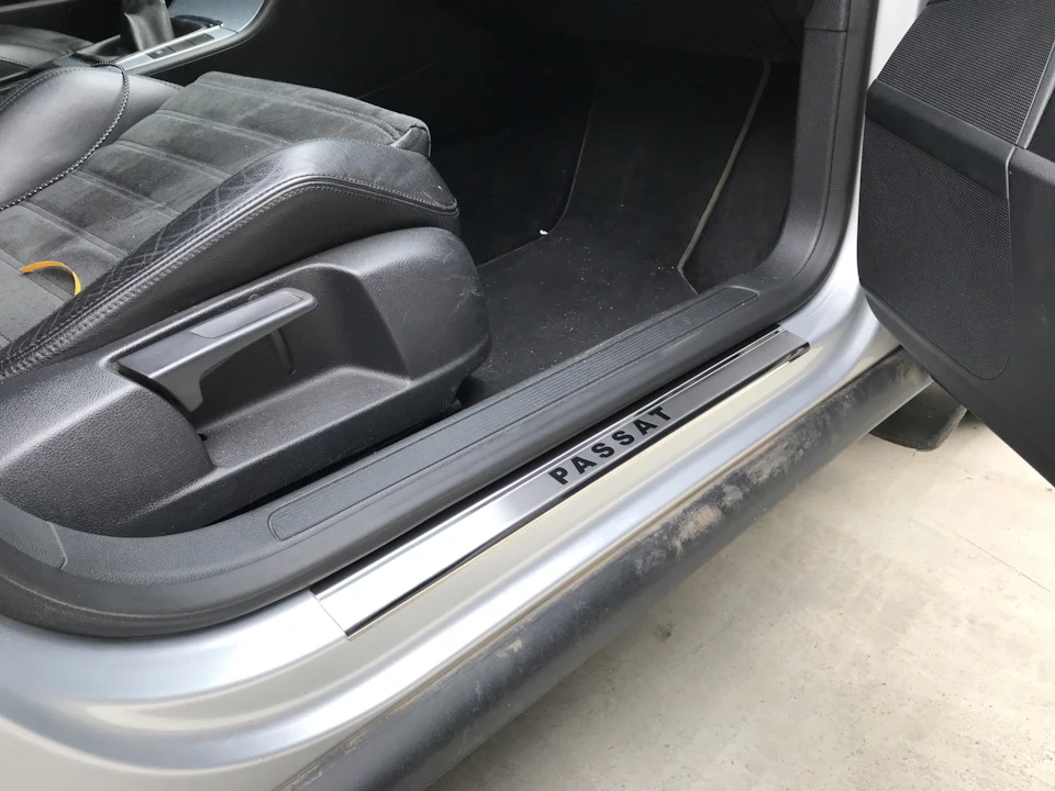 Накладки на пороги - Passat b6