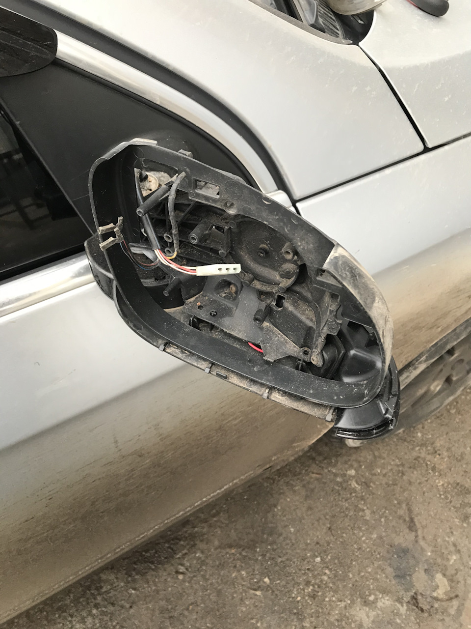Зміна повторювачів повороту в дзеркалі Passat b6 3